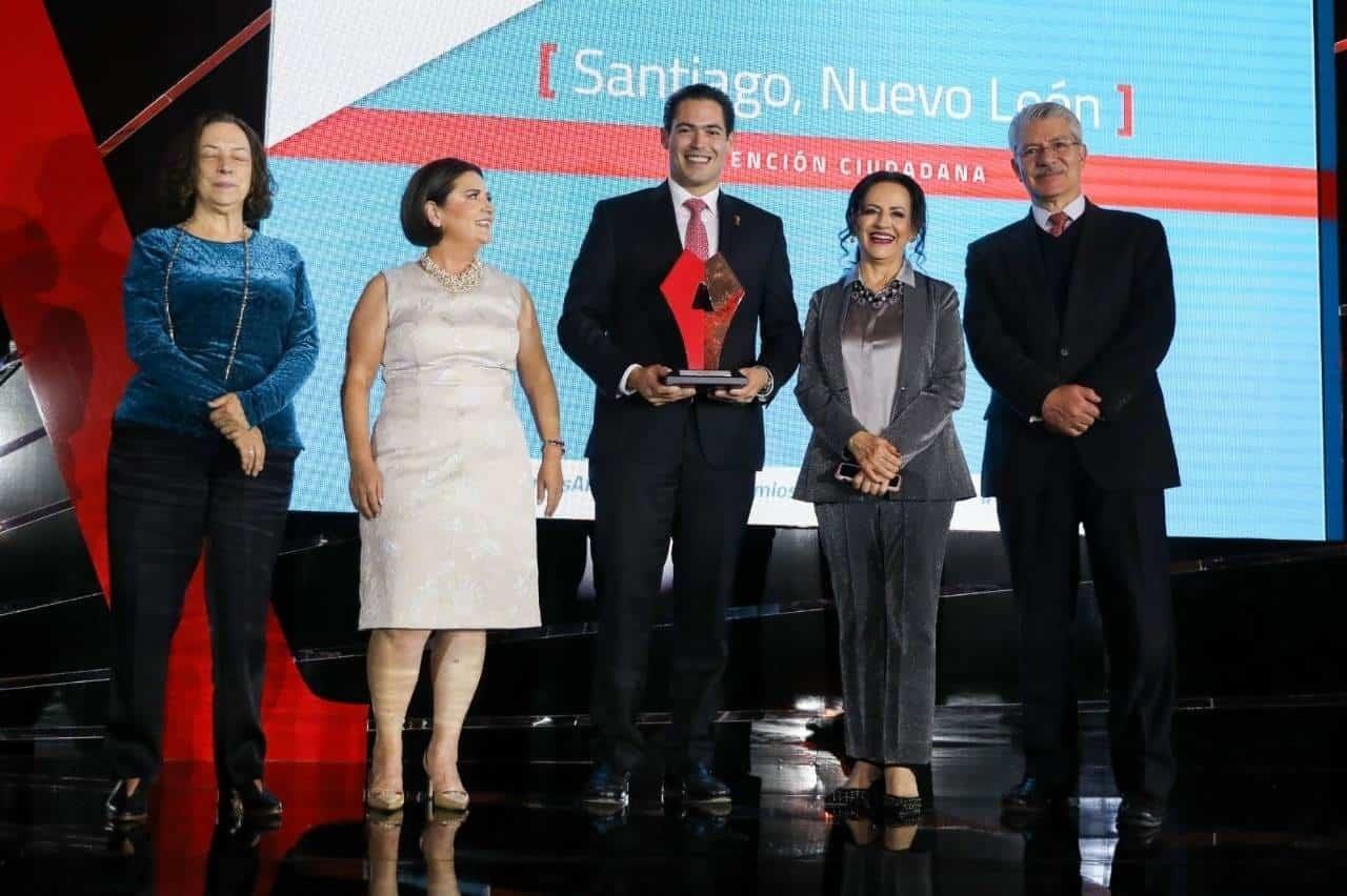Recibe David de la Peña premio de Revista Alcaldes de México por Santi