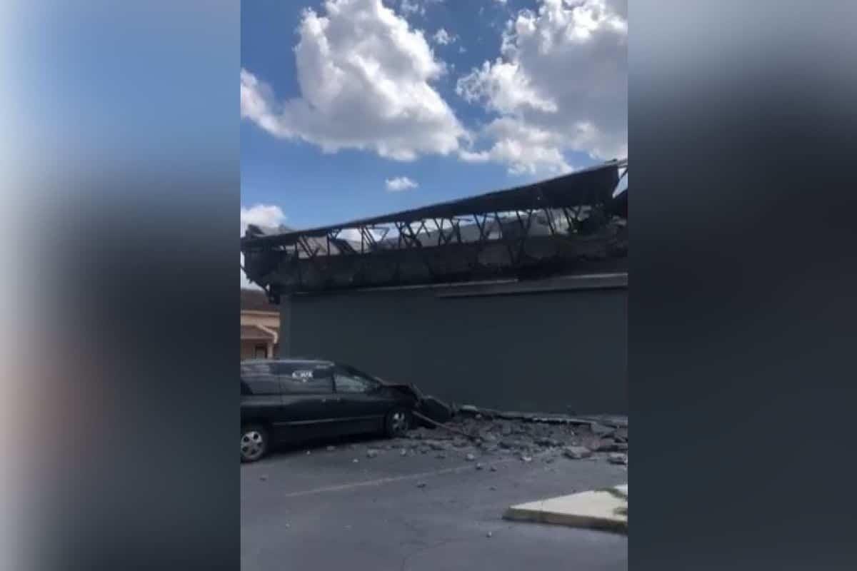 Se desploma techo de tienda de autoservicio en Monterrey