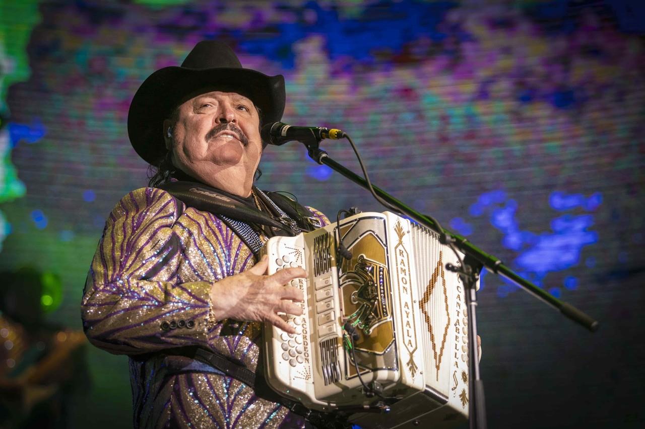 Viven regios una gran fiesta de música grupera