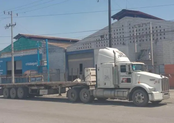 Policía de Monterrey recupera tracto camión en la Niño Artillero