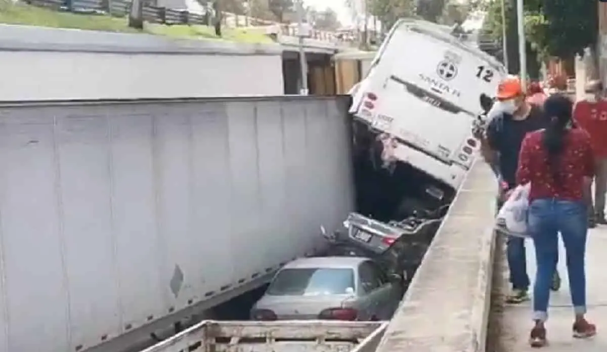 Tráiler sin frenos embiste a 22 vehículos en Querétaro