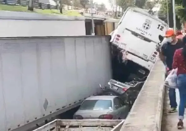 Tráiler sin frenos embiste a 22 vehículos en Querétaro