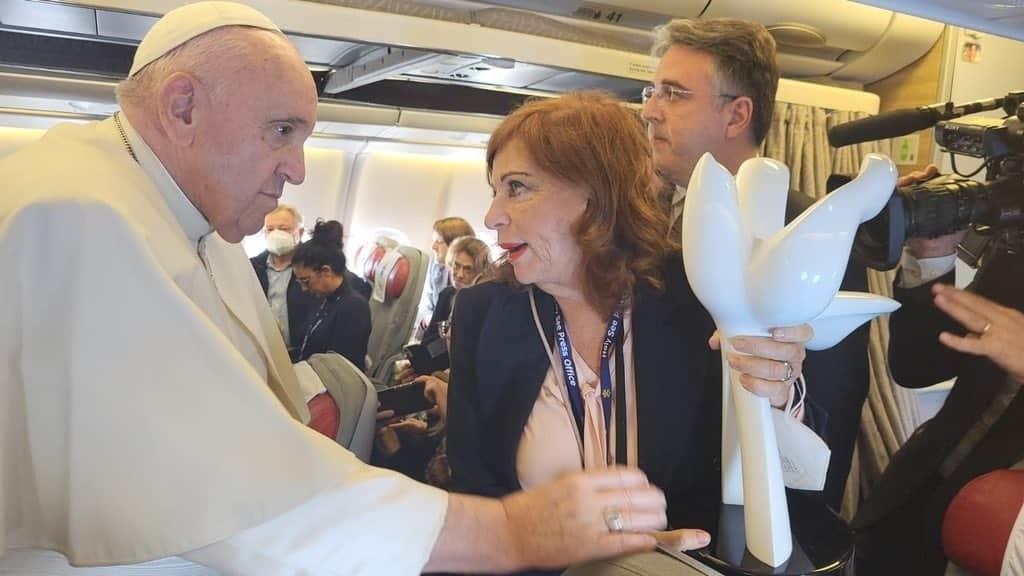 Bendice Papa Francisco escultura de paloma de la paz enviada desde México