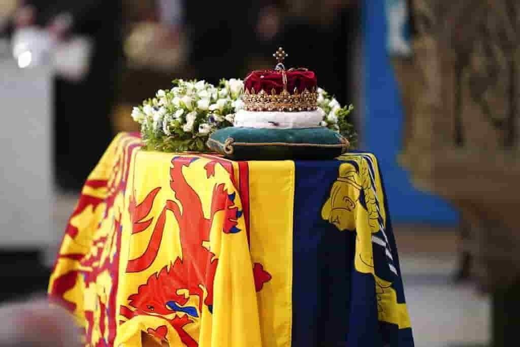 Cuerpo de reina Isabell II llega al Palacio de Buckingham