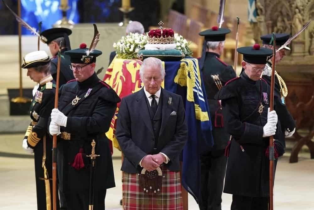 Féretro de Isabel II inicia viaje final de Escocia a Londres
