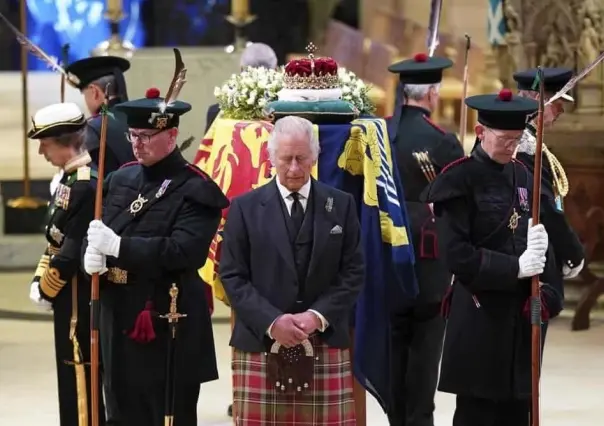 Féretro de Isabel II inicia viaje final de Escocia a Londres