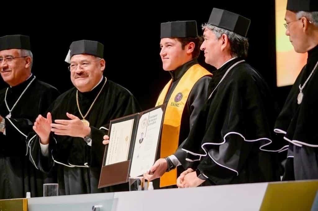 Recibe Samuel García, tercer doctorado; rector de la UANL le entrega título