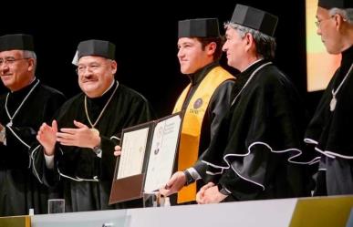 Recibe Samuel García, tercer doctorado; rector de la UANL le entrega título