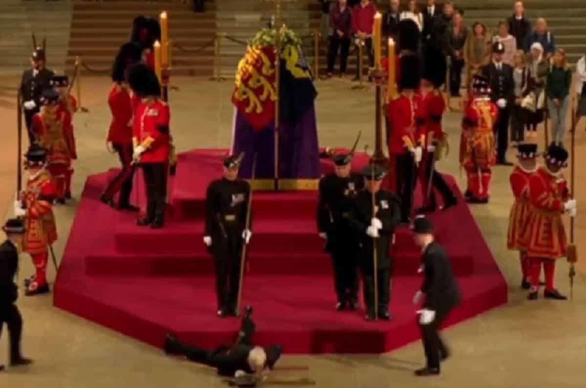 VIDEO: Guardia se desmaya frente al ataúd de la reina Isabel II