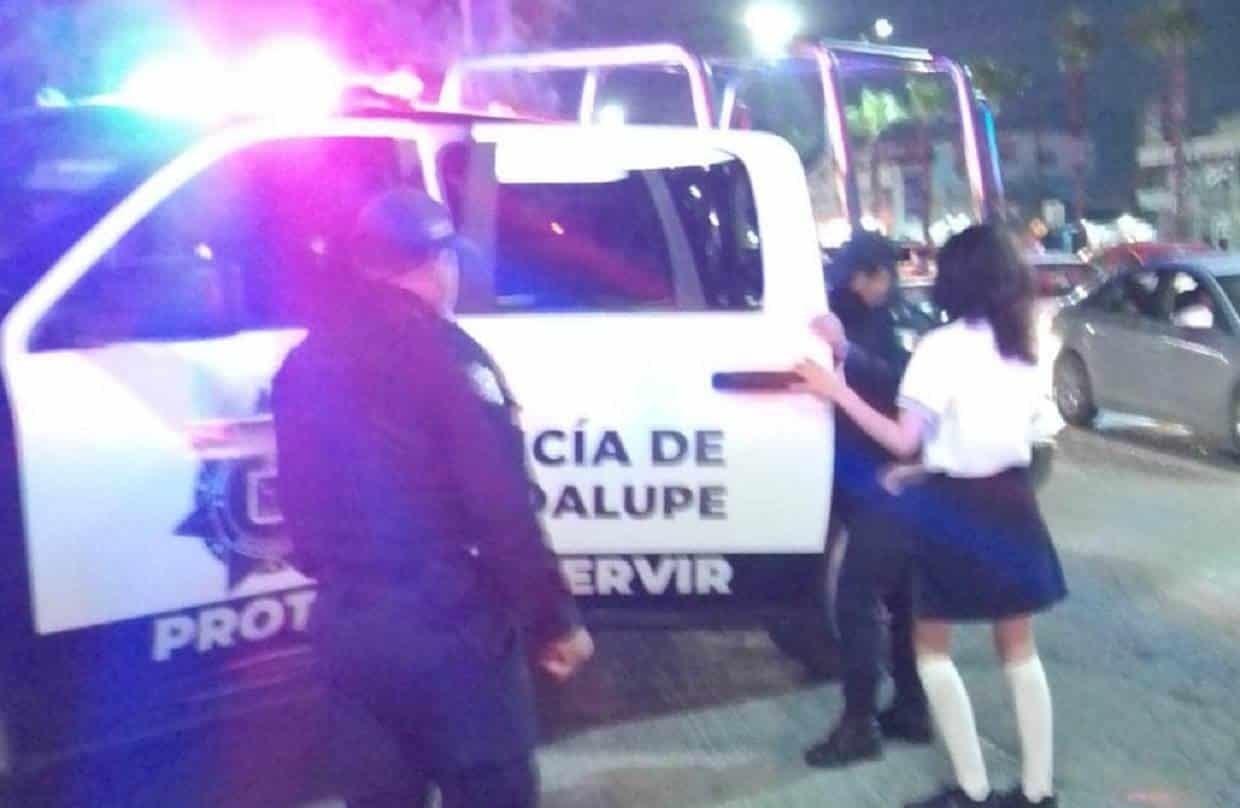 Se extravía menor en mercadito de 3 Caminos; policías la rescatan