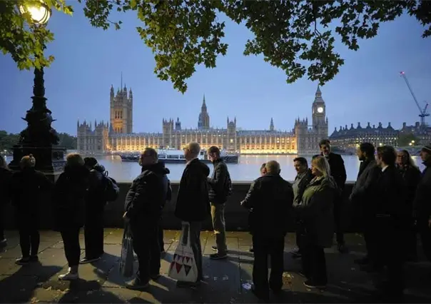 ¡Espera de 24 horas! Impresiona fila para despedir a Isabel II
