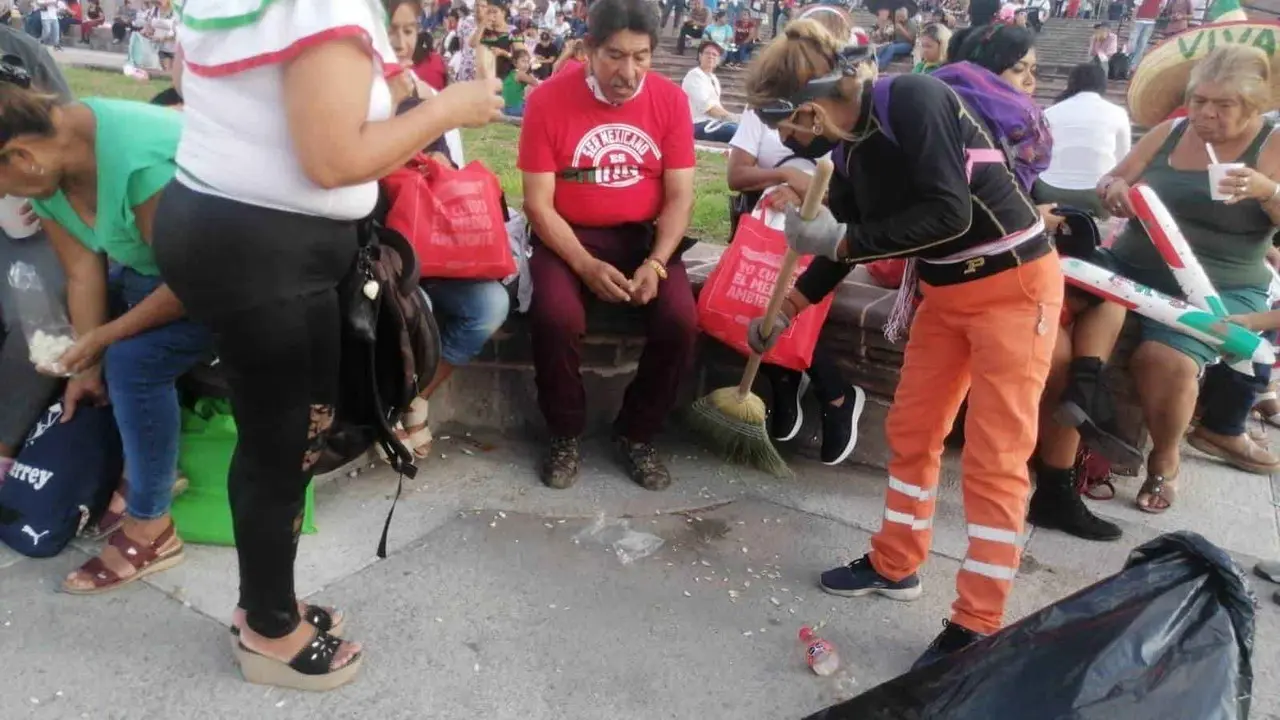 Festejos patrios dejan 22 toneladas de basura en Macroplaza