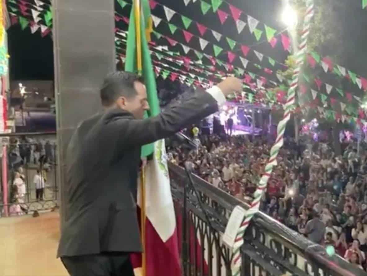 ¡Es gallo! Falla voz a alcalde de Sabinas Hidalgo en Grito de Independencia