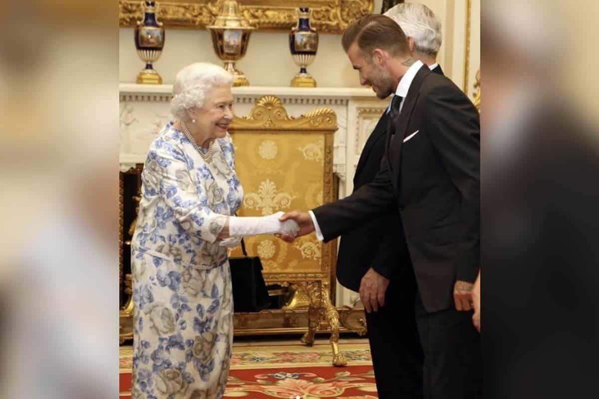 ¡Como simple mortal! David Beckham hizo fila para despedirse de la reina