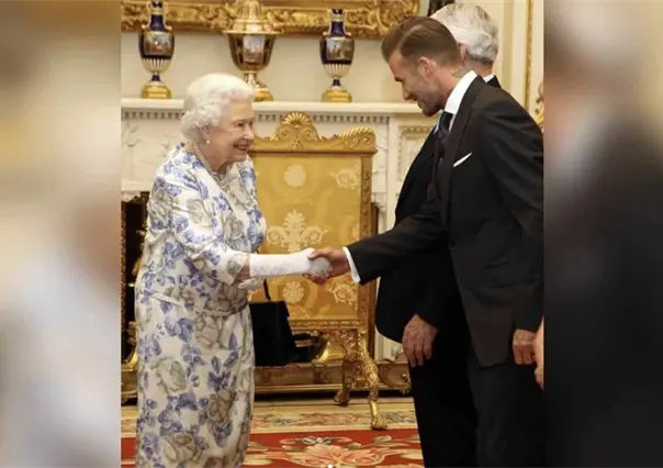 ¡Como simple mortal! David Beckham hizo fila para despedirse de la reina