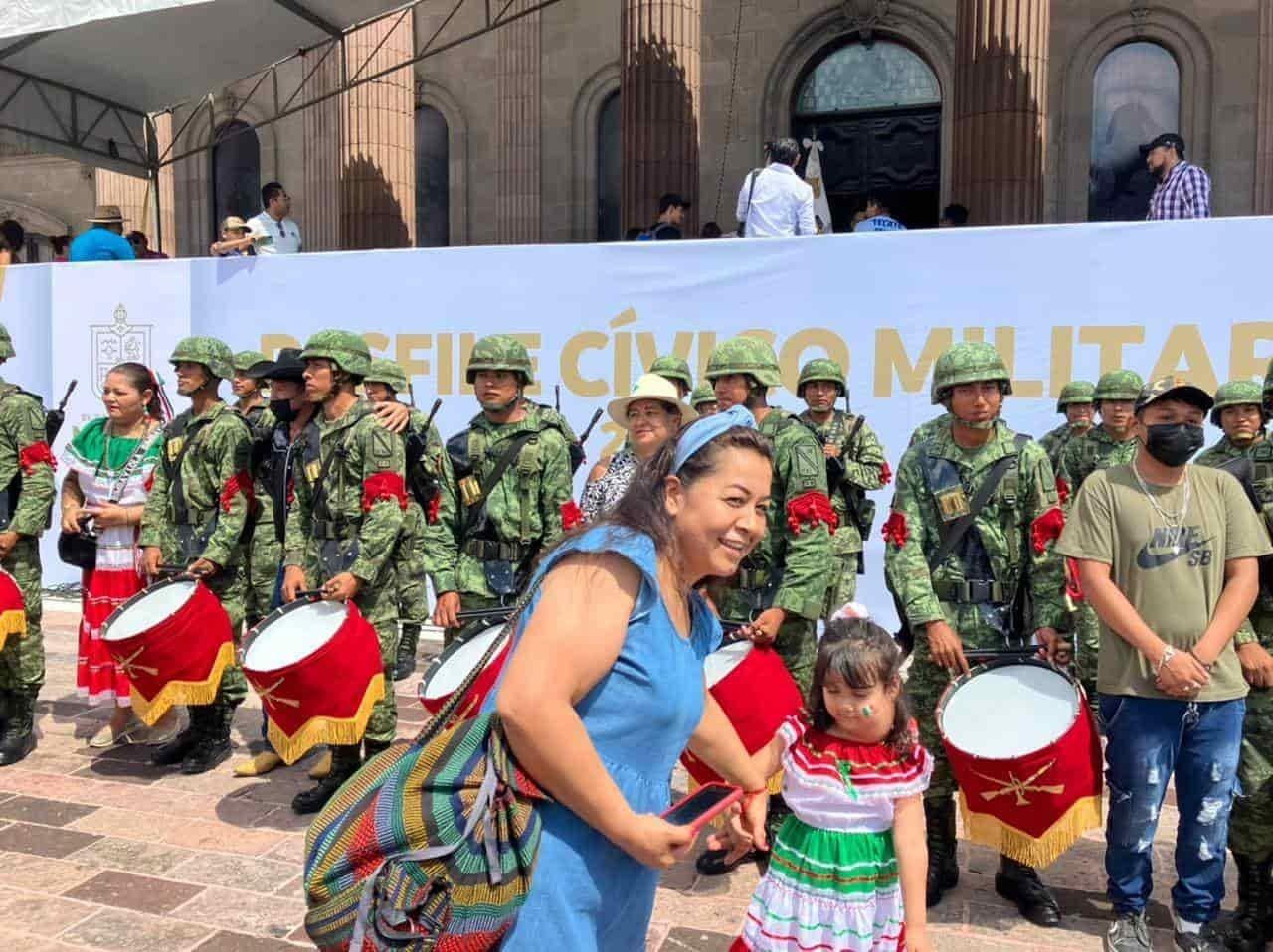 VIDEO: Buscan regios “selfie” con policías y militares