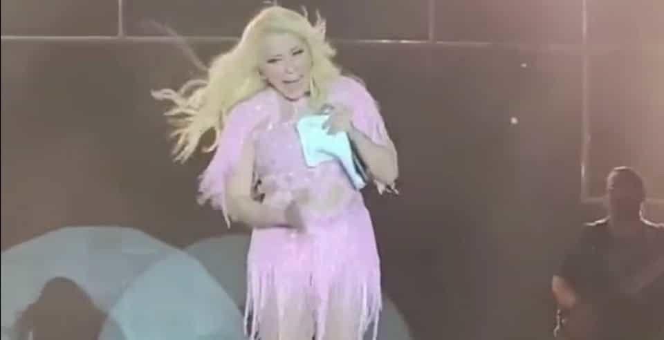 VIDEO: ¡Vaya susto! Se le sube a Yuri una cucaracha en pleno concierto