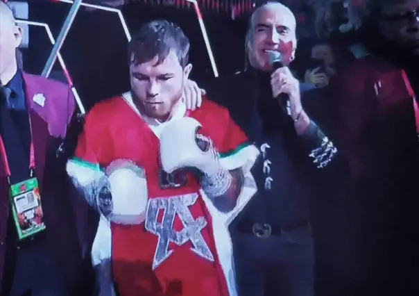 Pone Alejandro Fernández el ambiente patriótico en pelea del Canelo Álvarez