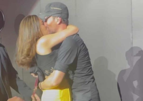 Se besa Enrique Iglesias apasionadamente con fan durante concierto