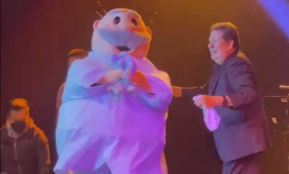 ¡Les ganó a todos! Jorge Muñiz recibe Dr. Simi gigante durante concierto