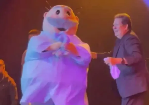 ¡Les ganó a todos! Jorge Muñiz recibe Dr. Simi gigante durante concierto