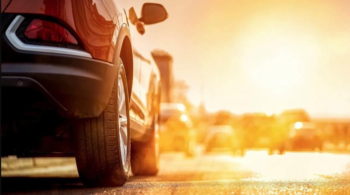 Muere bebé en carro frente a guardería; lo dejaron encerrado bajo el sol