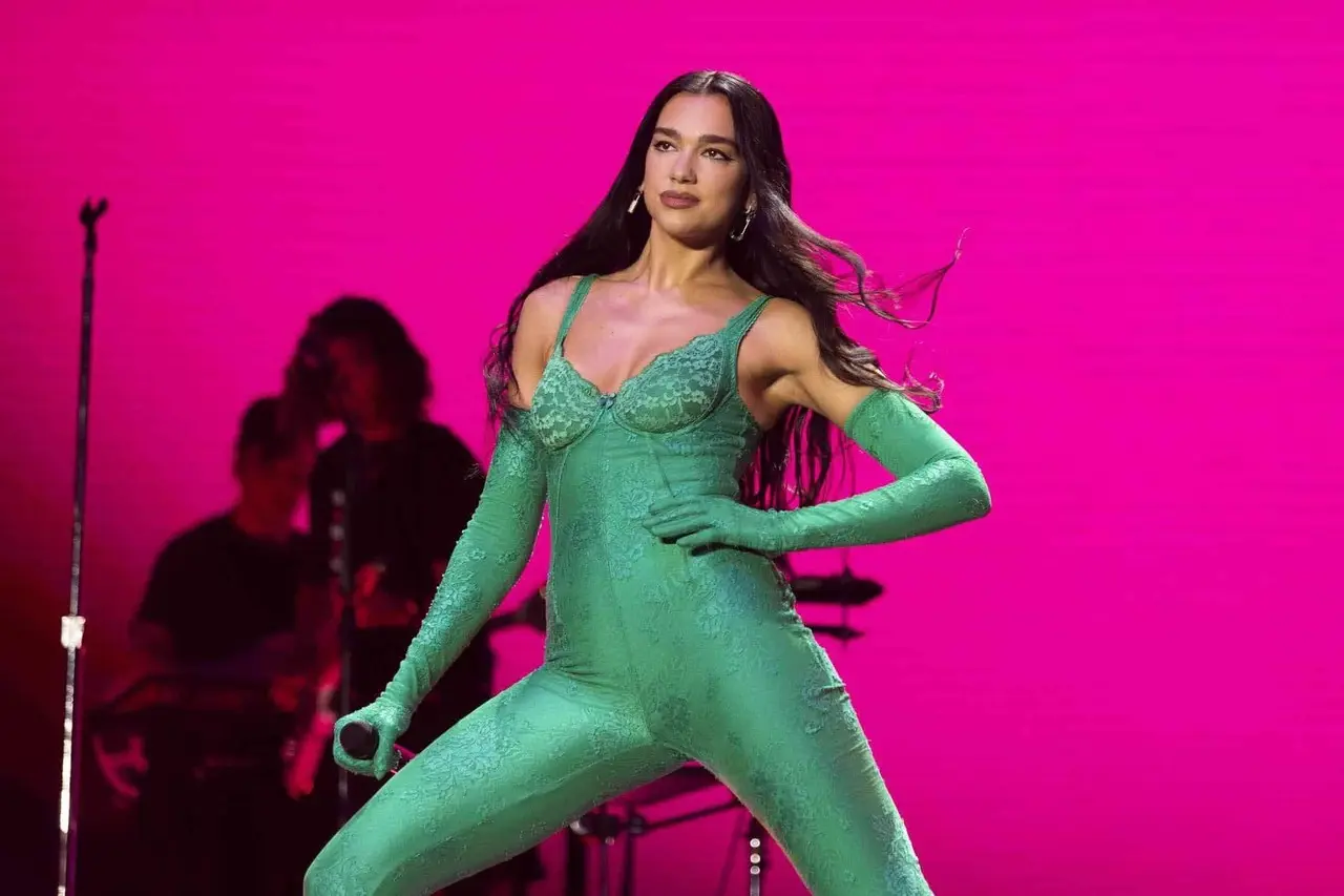 Seduce Dua Lipa con su ritmo a regios