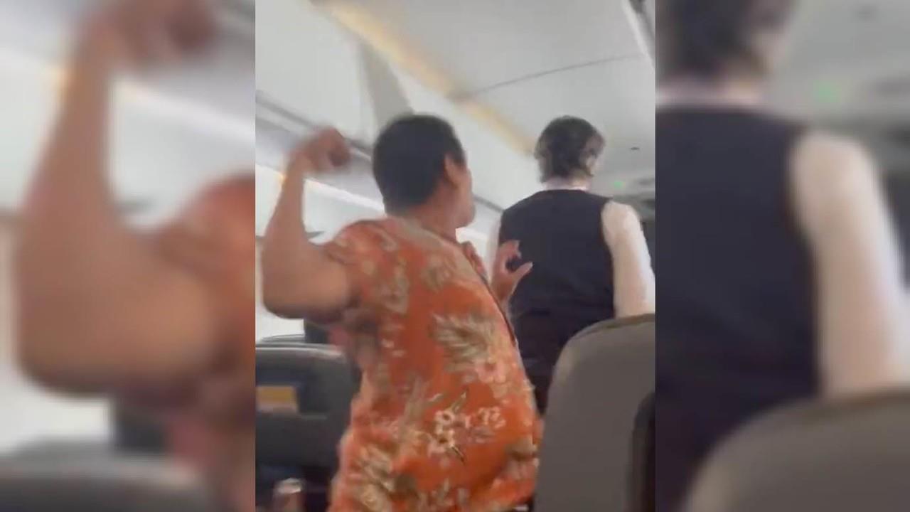 Hombre golpea en la cabeza a sobrecargo en vuelo México-EU; FBI lo detiene