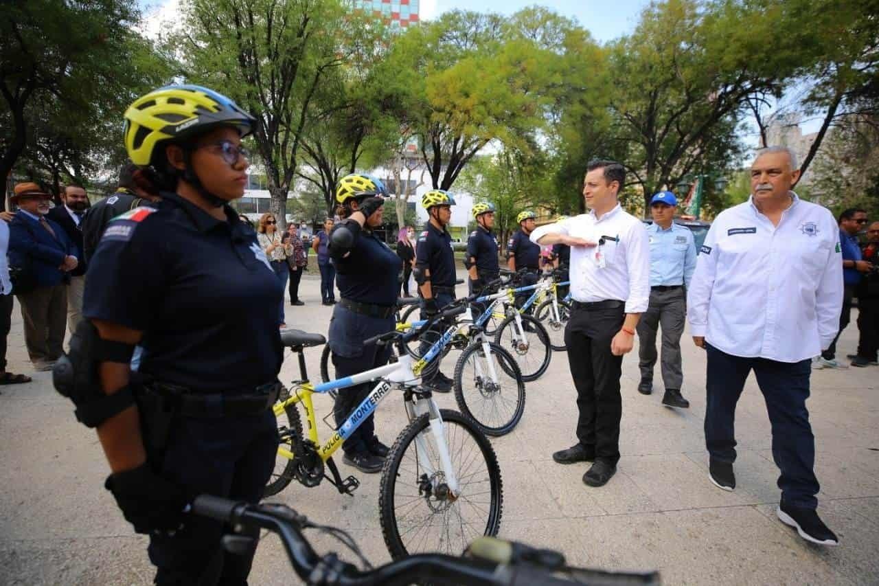 Policía de Monterrey equipa a grupo ciclista para vigilancia de zona centro