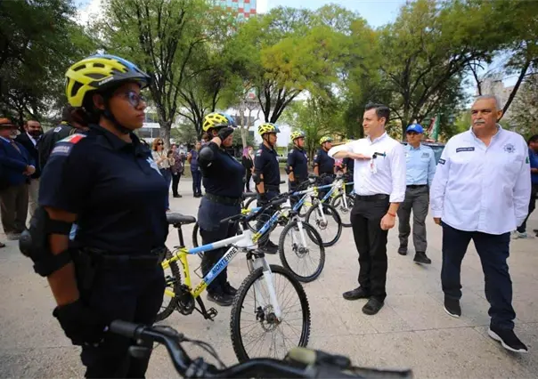 Policía de Monterrey equipa a grupo ciclista para vigilancia de zona centro