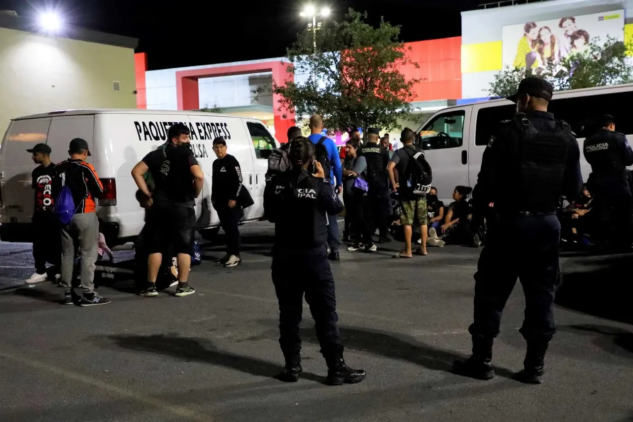 Rescata policía de Escobedo a migrantes; son cubanos y de Sri Lanka