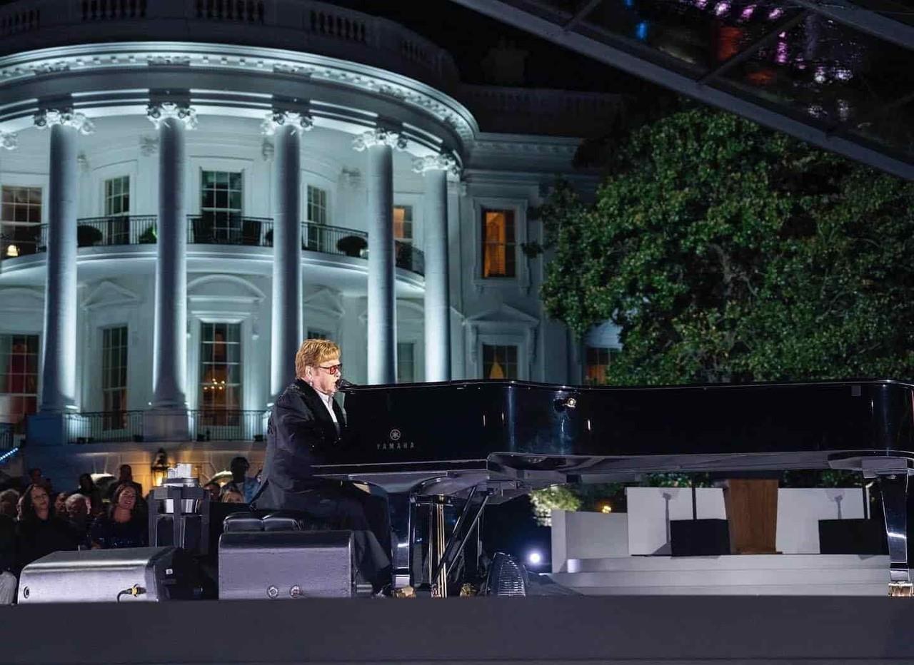 Entre reconocimientos y emociones, Elton John se presenta en la Casa Blanca