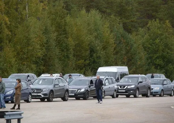 Largas filas para entrar a Finlandia por aumento de llegada de rusos