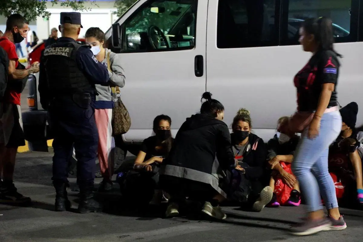 Policía de Escobedo rescata a 30 migrantes en centro comercial