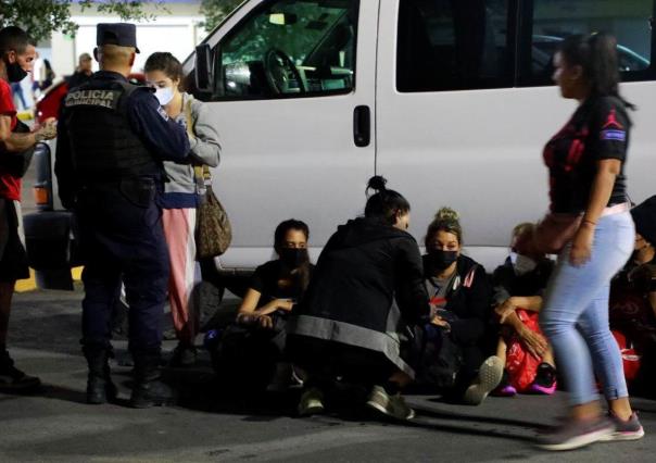 Policía de Escobedo rescata a 30 migrantes en centro comercial