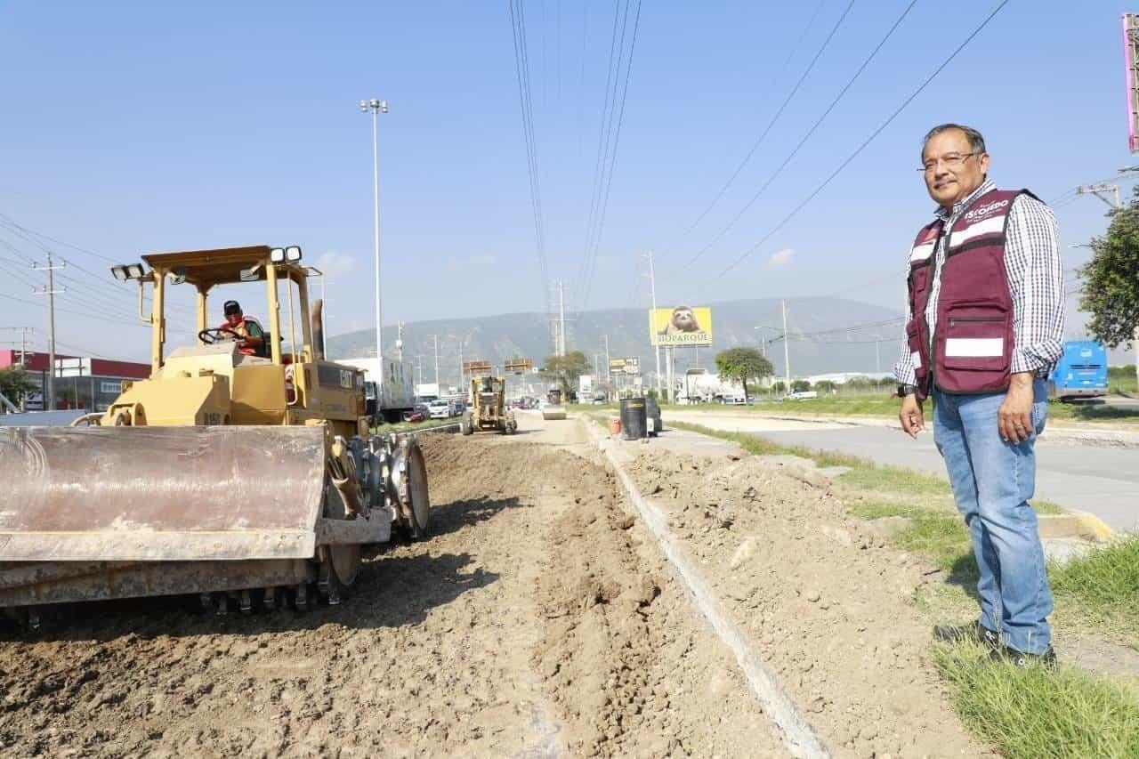 Andrés Mijes supervisa trabajos de rehabilitación en Av Sendero de Escobedo