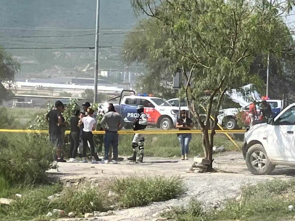 Dejan presuntos “restos humanos” en Avenida Raúl Salinas en Escobedo