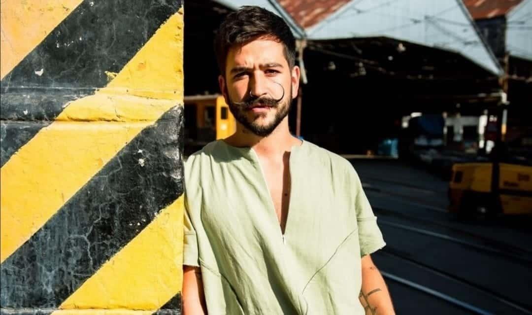 Difunden fotografía de Camilo como Dios lo trajo al mundo