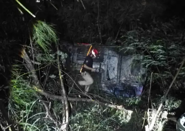 Hombre pierde control de auto, vuelca y cae a lecho del río Santa Catarina