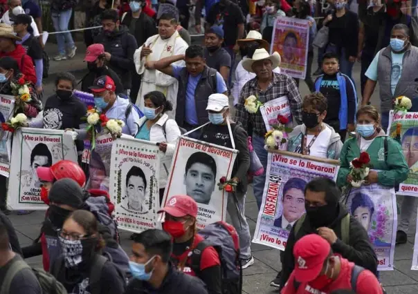 AMLO defiende a Fiscalía ante críticas por Ayotzinapa