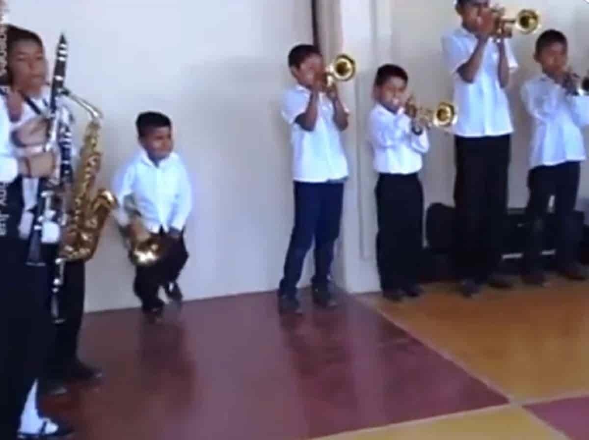 VIDEO: Niño trompetista brilla por su baile en orquesta