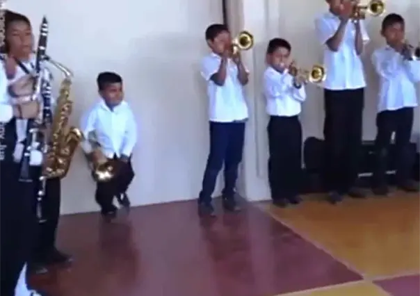 VIDEO: Niño trompetista brilla por su baile en orquesta