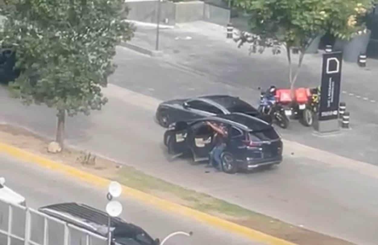 VIDEO: Se registra intensa balacera en Plaza Andares de Zapopan, Jalisco