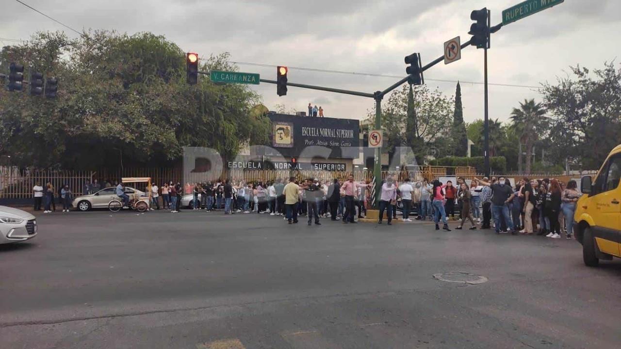 VIDEO: Normalistas bloquean avenida Venustiano Carranza en Monterrey