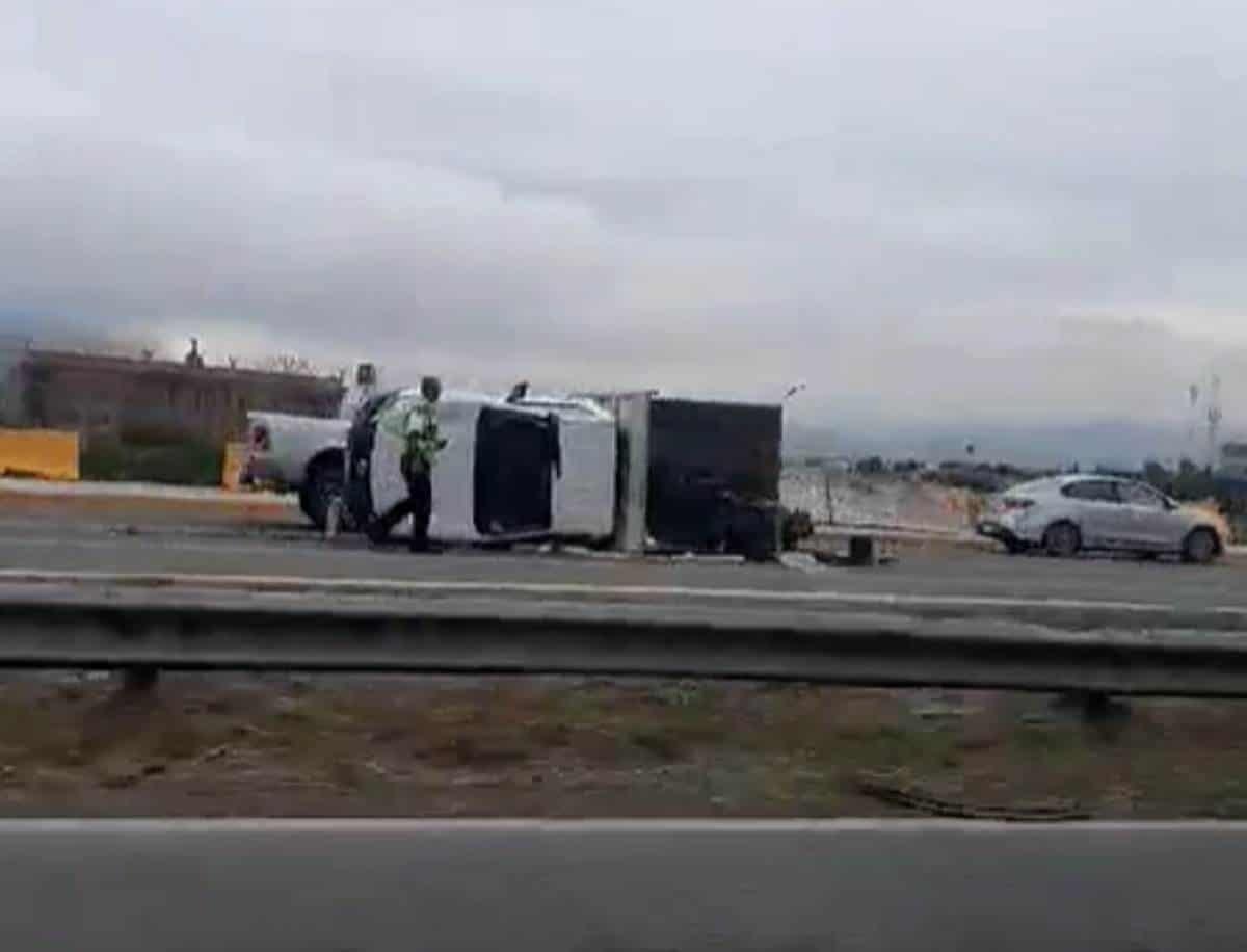 VIDEO: Vuelca camioneta en la avenida Constitución