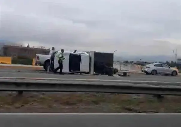 VIDEO: Vuelca camioneta en la avenida Constitución