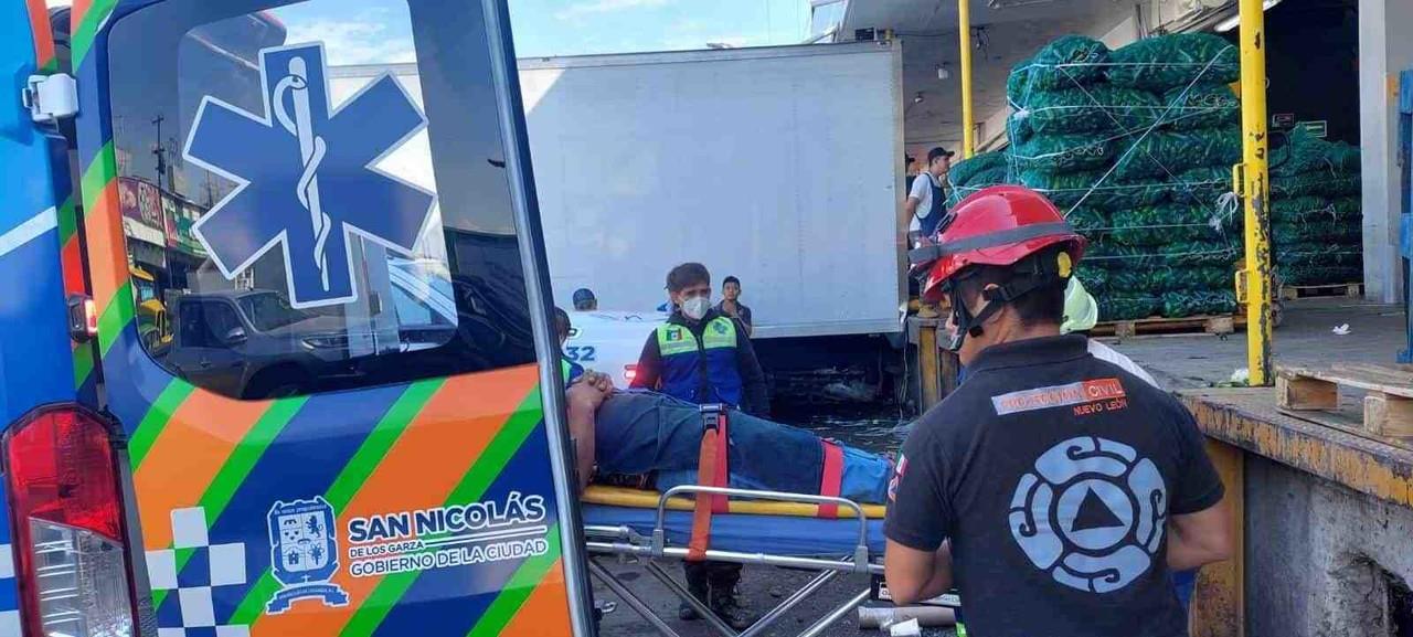 Cae hondureño de 2 metros en hueco de un elevador en Mercado de Abastos
