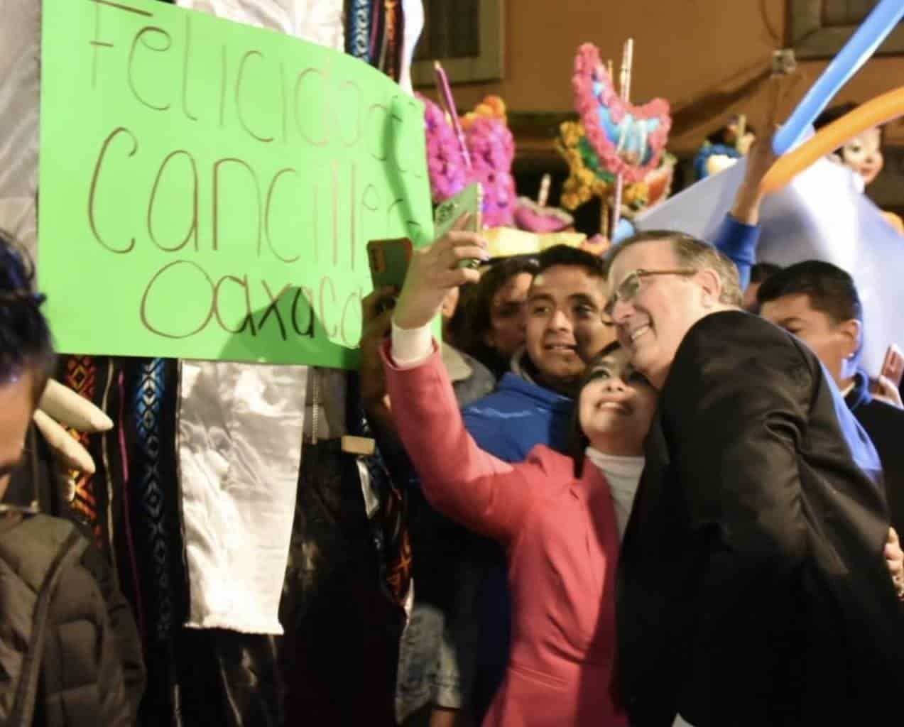 Marcelo Ebrard festeja cumpleaños y le llevan mañanitas a Palacio Nacional