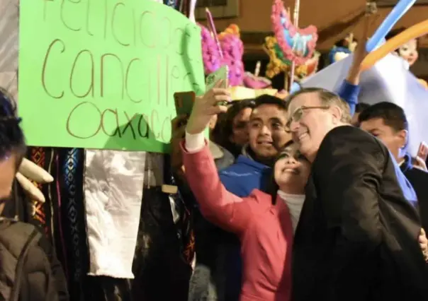 Marcelo Ebrard festeja cumpleaños y le llevan mañanitas a Palacio Nacional