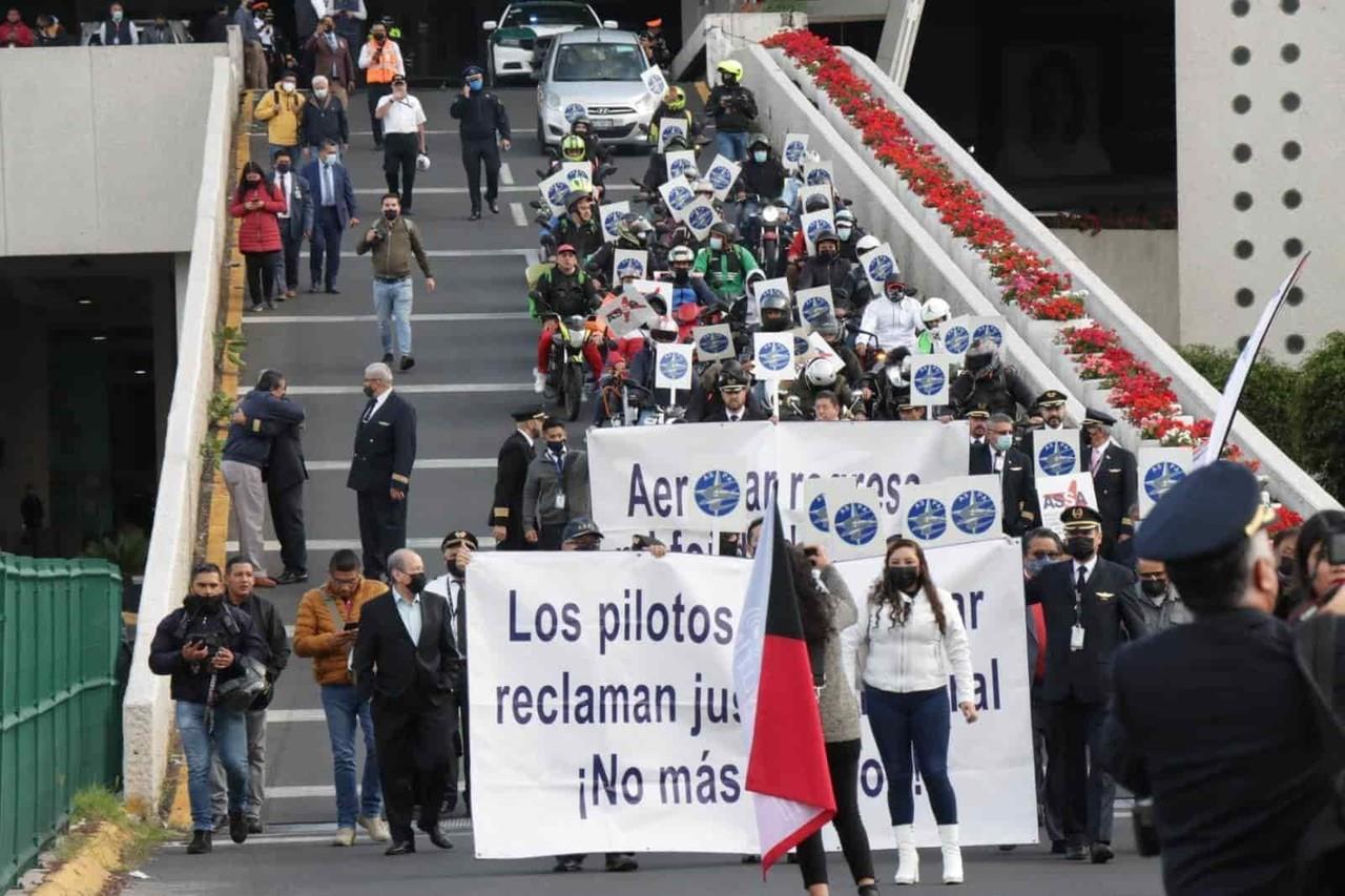 Pilotos de Aeromar se manifiestan en la Terminal 2 de Aeropuerto de CDMX